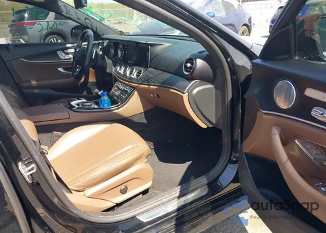 2017 Mercedes-Benz E 300 4Matic z USA, uszkodzony, nr VIN WDDZF4KB0HA096235